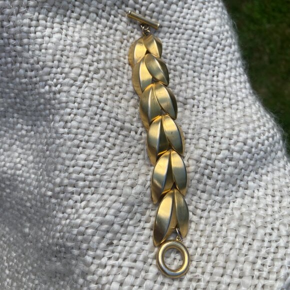 Givenchy Vintage 80s Runway Metal Matte Gold Brass Chunky Leaf Toggle Bracelet - Picture 4 of 10